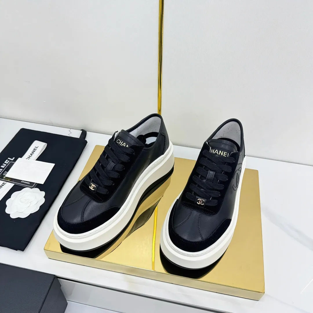 👟👟Ex-factory price 600👟👟 Upgraded version, upgraded version, upgraded version! No rebuttal accepted! ! ! ! Chanel Chanel panda shoes! 2025 counter's top casual sports shoes. This classic design; the upper is electro-embroidered with a variety of techniques; the outsole is fashionable and sporty; the unusual inclusion of a variety of color matching elements... The diversified mix and match is very good-looking and versatile, and can be used for leisure, fashion, sports, and outdoor... ꫛꫀꪝ Go➫ Materials: ❶Upper made of: original imported first-layer silk cowhide + original waterproof cloth + original first-layer cowhide ❷Inner lining: Original Yangli+Net ❸Outsole based on: Original TPU combination outsole Counter boutique packaging complete set for women 35–41 👉 👉 👉 👉 👉